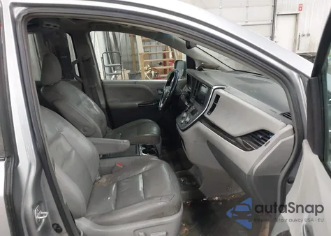 2015 Toyota Sienna Xle 8 Passenger z USA, uszkodzony, nr VIN 5TDYK3DC2FS558117